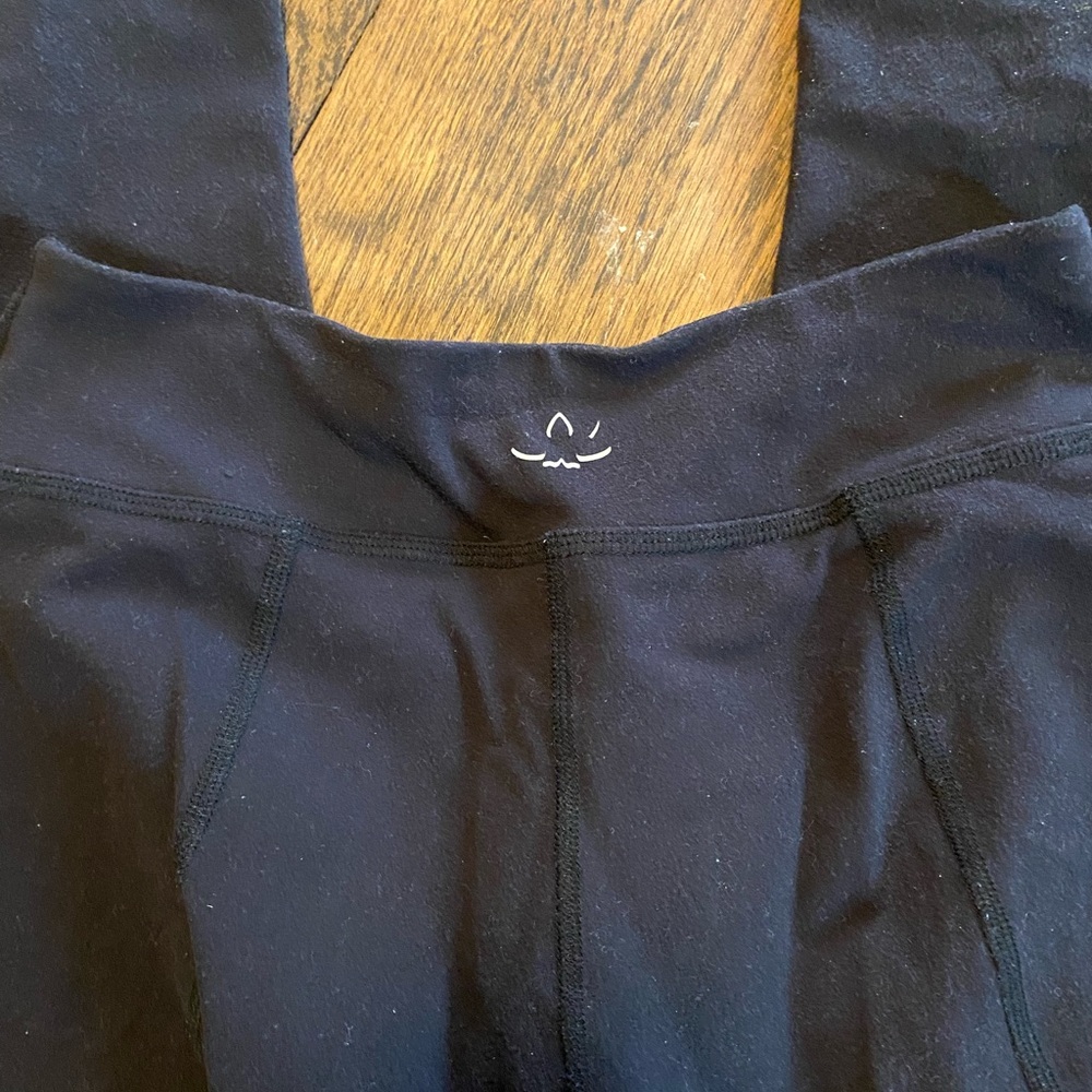 Beyond yoga size large cropped black leggings
